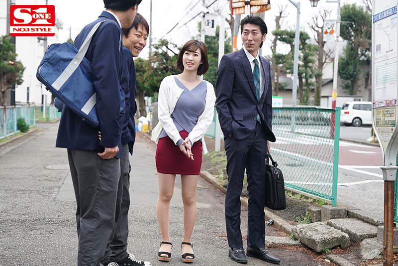 「奥田咲のパイズリ＆イラマチオが凄い！巨乳人妻が男たちに責められる濃厚プレイ作品」のサンプル画像1枚目