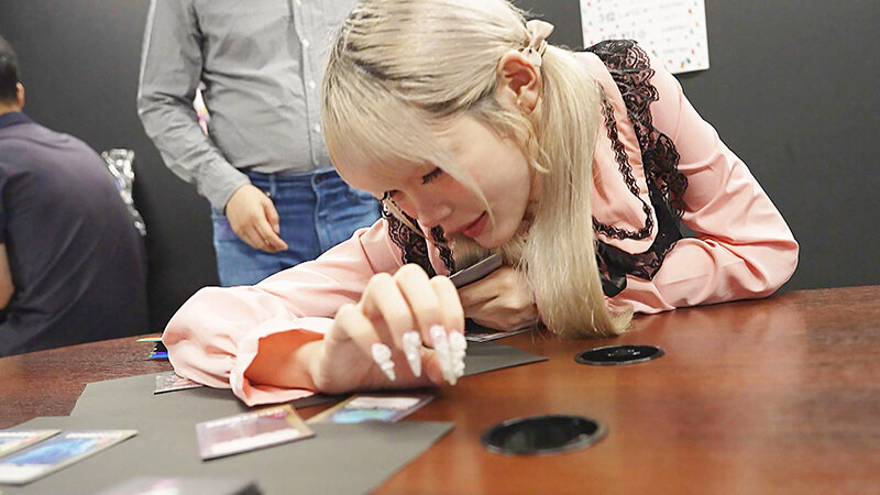 「美澄玲衣が3P・4Pで潮吹き中出し!オタサーの姫が辱めを受ける過激プレイ作品」のサンプル画像7枚目