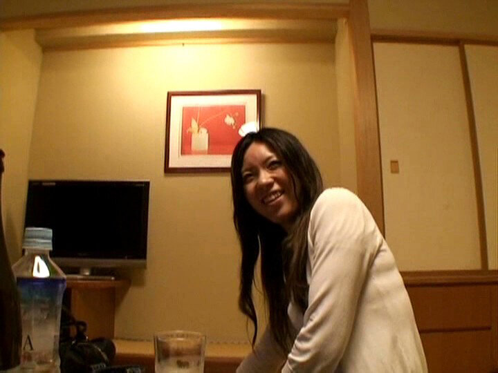 「【人妻・主婦】美人妻の不倫温泉旅行で乱交プレイ！禁断の湯恋ドラマ【AIリマスター版】」のサンプル画像4枚目