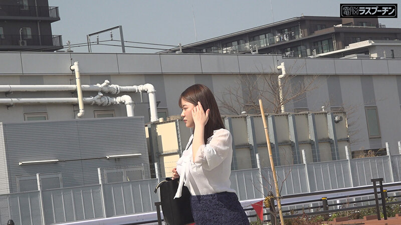 「丸最レア 巨乳美女が満員電車で拘束され羞恥プレイ!潮吹き絶頂に追い込まれる姿がエロい」のサンプル画像2枚目