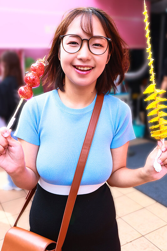 「【星乃夏月】Gカップ巨乳めがね美女の羞恥ノーブラ観光&カーセックス!天然田舎娘の東京デビュー」のサンプル画像8枚目