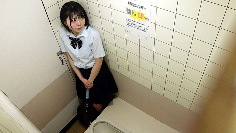 「素人女子校生の下校中オナニー流出動画｜パンチラ・局部アップで発情期の恥ずかしい姿を激写」のサンプル画像3枚目