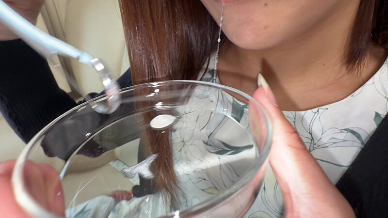 「【旭メイサ】素人お姉さんをナンパ！舌ブラシで汚舌苔採取する個人撮影動画」のサンプル画像8枚目