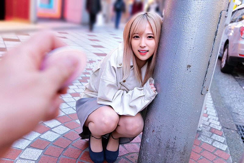 「【素人美少女】野外リモコンバイブ散歩で羞恥プレイ初体験！我慢できず絶頂＆中出しセックス」のサンプル画像1枚目