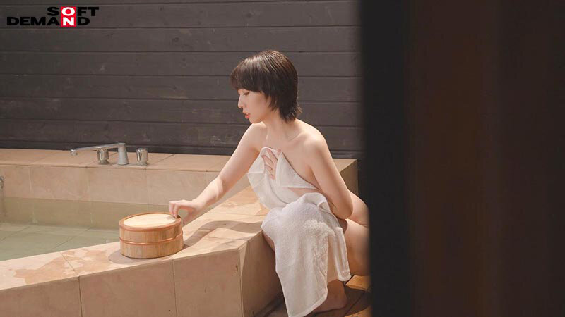 「朝日奈肖の野外露出プレイ！巨乳F乳人妻が水着姿で魅せる大胆ボディと巨尻の魅力」のサンプル画像10枚目