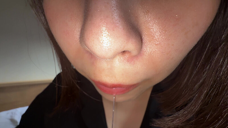 「【湊波流】素人お姉さんをナンパ!舌ブラシで汚舌苔採取する個人撮影動画」のサンプル画像16枚目