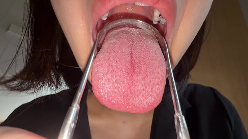 「【湊波流】素人お姉さんをナンパ!舌ブラシで汚舌苔採取する個人撮影動画」のサンプル画像17枚目