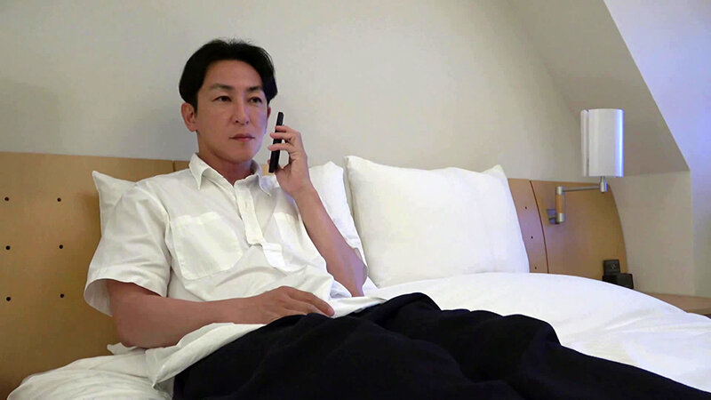 「【素人】デリヘルで同僚と遭遇！真面目な美乳女教師が90分のサービスでまさかの展開に」のサンプル画像2枚目