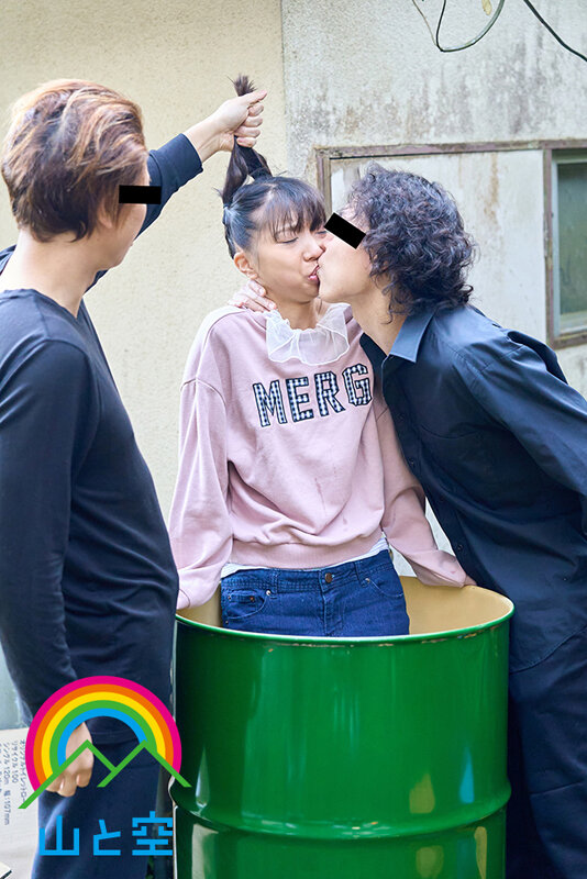 「【小柄】146cm東南アジア美少女が拘束監禁され3P・4Pイラマチオで調教される過激プレイ」のサンプル画像3枚目