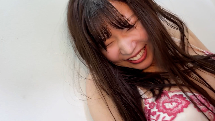 「【素人モデル】まいなちゃんの街角くすぐり体験動画|笑顔がかわいい美女のリアクション」のサンプル画像10枚目