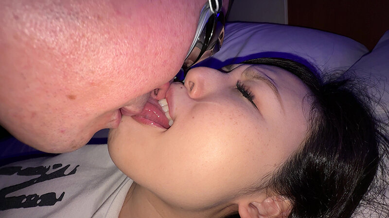 「【横山夏希】美人お姉さんをナンパ！素人風の濃厚キス個人撮影が話題」のサンプル画像17枚目