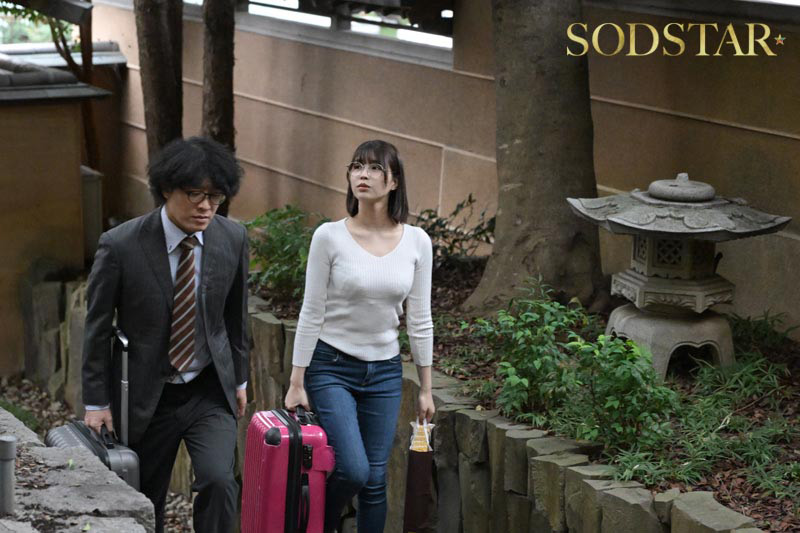 「実家に嫁いできた奥さんは俺の家族が男クサさ抜群の性癖ど真ん中だったらしく、家族に忍んで全員とハメまくる絶倫人妻だったのでガテン系一家ファミリークラッシュ！ 唯井まひろ」のサムネイル