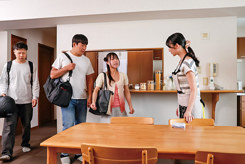 「雪代美鳳が魅せる禁断の寝取られ3P!巨乳義母と人妻の背徳プレイに興奮必至」のサンプル画像2枚目