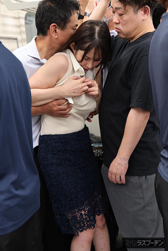 「二羽紗愛が羞恥の拘束プレイで潮吹き絶頂!巨乳美女が満員電車で乳首責めされる衝撃作」のサンプル画像3枚目