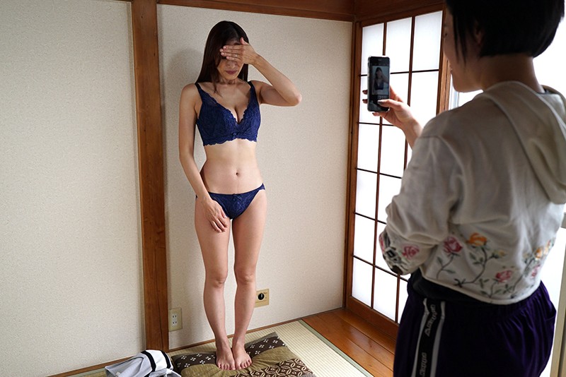 「小早川怜子が魅せる人妻NTR!巨乳熟女が団地妻サークルで寝取られる背徳ドラマ」のサンプル画像2枚目