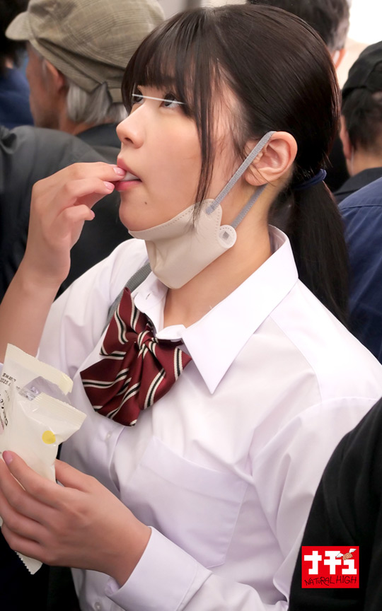 「【痴漢】巨乳少女が電車内で羞恥プレイ！発育した胸を責められる関西娘の嗚咽イラマ動画」のサムネイル