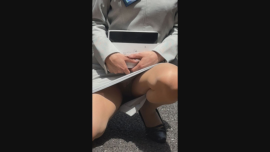 「【素人】美人ディーラーの生パンスト姿が眩しい！高級車販売店での秘密の昼休み【OL】」のサムネイル