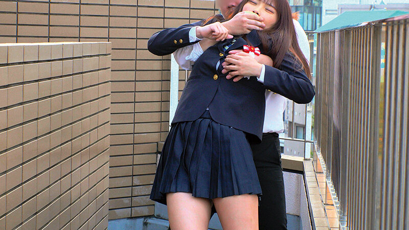 「素人女子校生のスレンダー制服美少女がイラマチオと中出しで絶頂する卒業記念プレイ」のサンプル画像16枚目