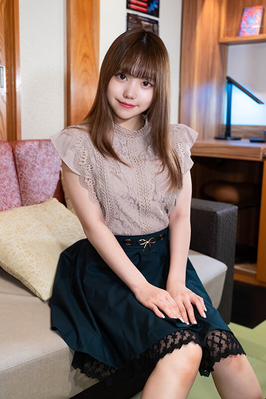 「【素人女子大生まゆ】巨乳女子校生風の小動物系美少女がフェラ＆中出しで乱れる濃厚SEX」のサンプル画像1枚目