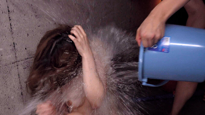 「末広純が女子校生コスプレで3P顔射＆潮吹き！競泳水着姿で魅せる過激プレイ」のサンプル画像11枚目