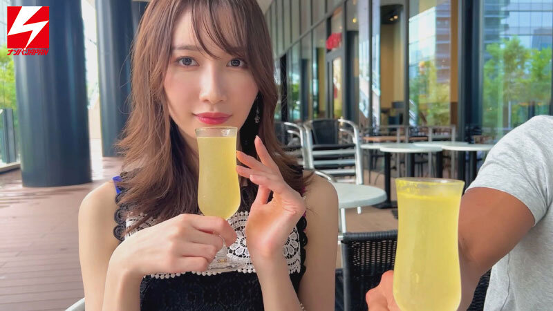 「スレンダーお姉さんそらとハメ撮り騎乗位で中出し！高級ラウンジNo.1美女と朝まで濃厚プレイ」のサンプル画像1枚目