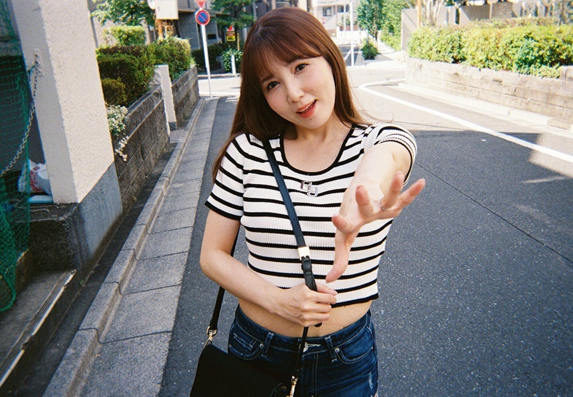 「自宅で潮吹きしたくないからラブホで思いっきり潮吹きしたい！人妻セフレ友田彩也香と夜から朝にかけて1泊2日のイチャびちゃ不倫デート」のサンプル画像4枚目