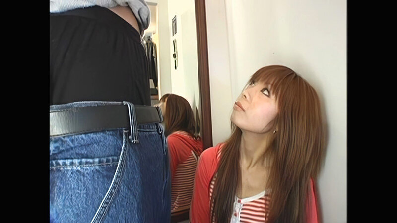 「【素人企画】ウブな女子店員にドッキリ試着室でパイズリ&顔射!興奮の指マン責めも収録」のサンプル画像5枚目