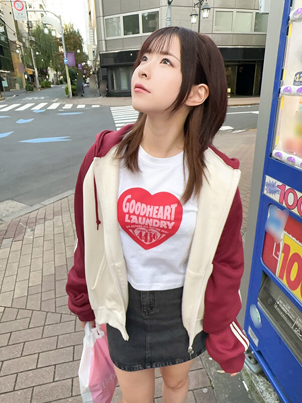 「【素人】美少女えなのハメ撮り初体験！激しい潮吹き＆中出しでイキまくる逸材娘」のサンプル画像1枚目