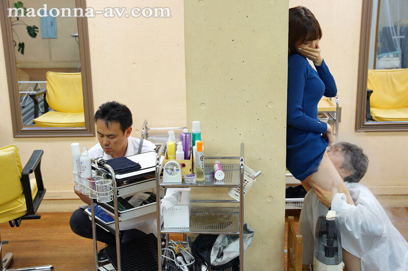 「黒川すみれ 人妻美容師が中出しを誘惑!熟女痴女の特別サービスに悶絶」のサンプル画像7枚目