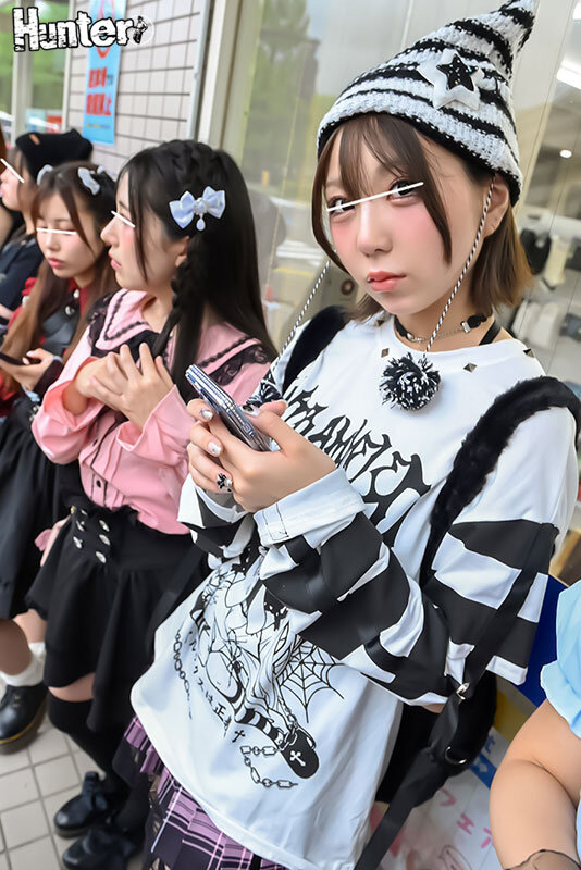 「【素人ビッチ】地雷系女子との援交体験！手コキ・フェラ・騎乗位で奉仕する立ちんぼ娘たち」のサンプル画像4枚目