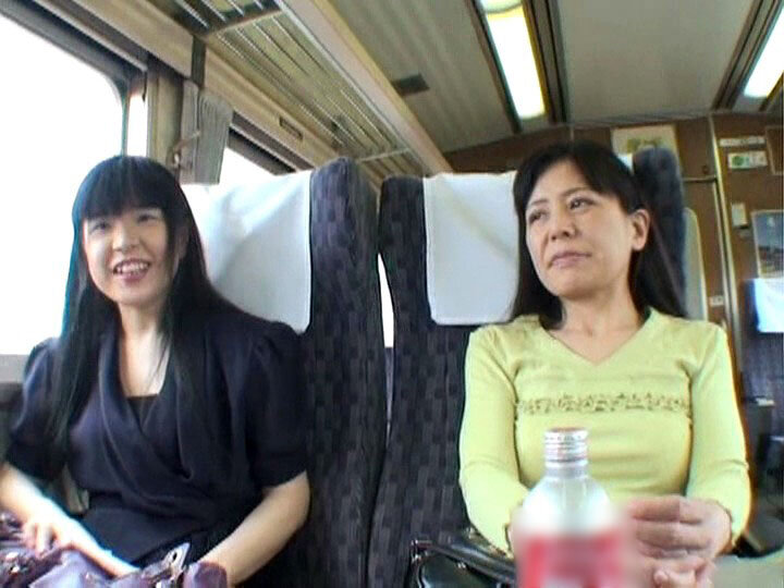 「【人妻・主婦】美人妻の不倫旅行で乱交プレイ！禁断の温泉旅館で繰り広げられる背徳の情事」のサムネイル