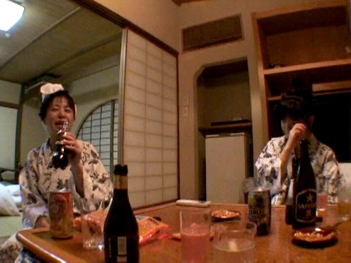 「【人妻・主婦】美人妻の不倫旅行で乱交プレイ!禁断の温泉旅館で繰り広げられる背徳の情事」のサンプル画像16枚目