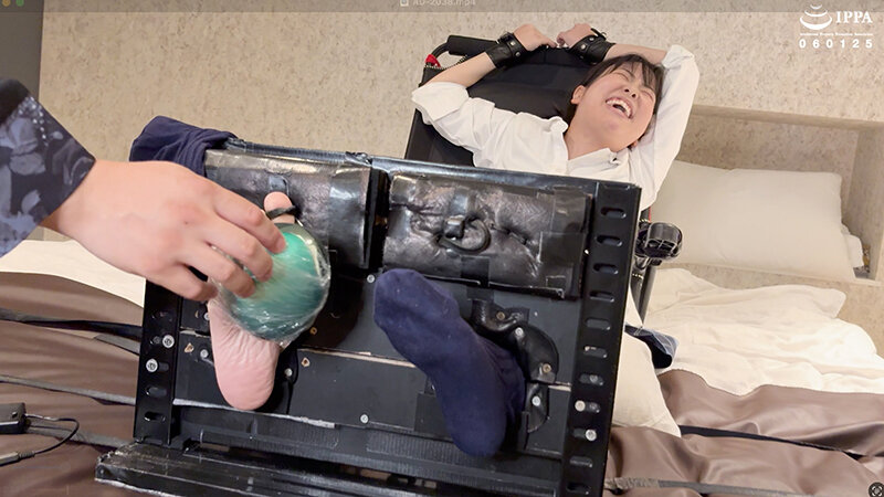 「【谷田かりな】足枷拘束くすぐり責めで大暴れ！人気女優が悶絶する過激プレイ動画レビュー」のサンプル画像3枚目