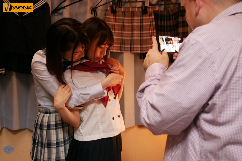 「白桃はな・花狩まいのW痴女が自宅訪問!M男を責めて中出しする小悪魔デリバリーSEX」のサンプル画像9枚目