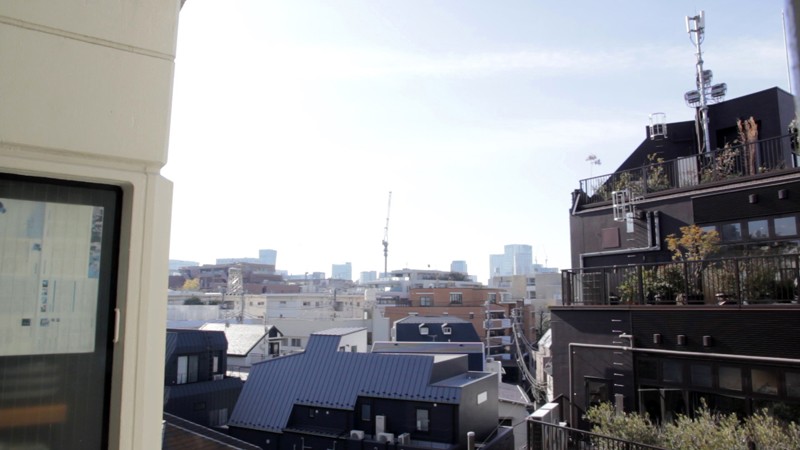 「宮村ななこのハメ撮り動画|長身スレンダー巨乳美女がミニスカ姿で魅せる恥じらいプレイ」のサンプル画像1枚目