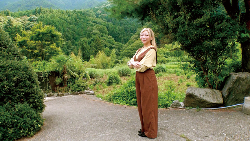 「【熟女】巨乳金髪ギャル妻なお25歳と温泉デート!人妻らしい豊満ボディで癒される不倫旅行」のサンプル画像13枚目