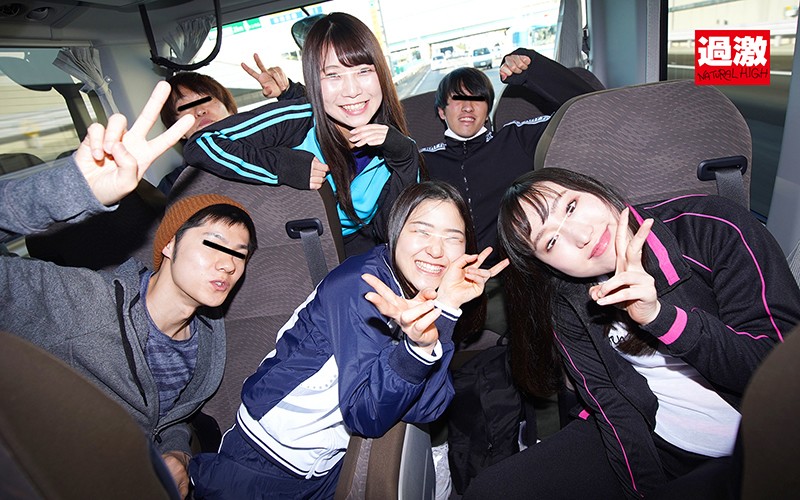 「ビッチな女子校生マネージャーが部活合宿で乱交&野外露出プレイに挑戦する衝撃映像」のサムネイル