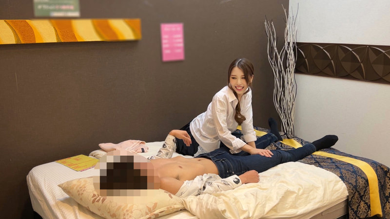 「素人ギャル制服JKがマッサージ店で盗撮される衝撃映像！フェラご奉仕の一部始終」のサンプル画像2枚目