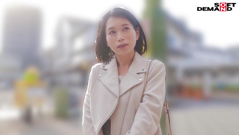 「小泉玖美が3P・4Pで乱れる！人妻お母さんがイラマチオ拘束で快楽に溺れる背徳不倫」のサンプル画像4枚目