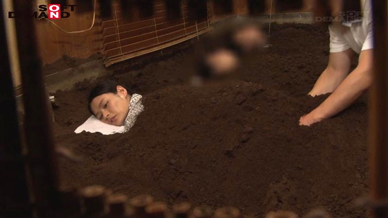 「スレンダーOLが電マ拘束で潮吹き絶頂！砂風呂エステで感度10倍の快感体験」のサンプル画像4枚目