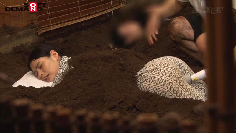 「スレンダーOLが電マ拘束で潮吹き絶頂！砂風呂エステで感度10倍の快感体験」のサンプル画像5枚目