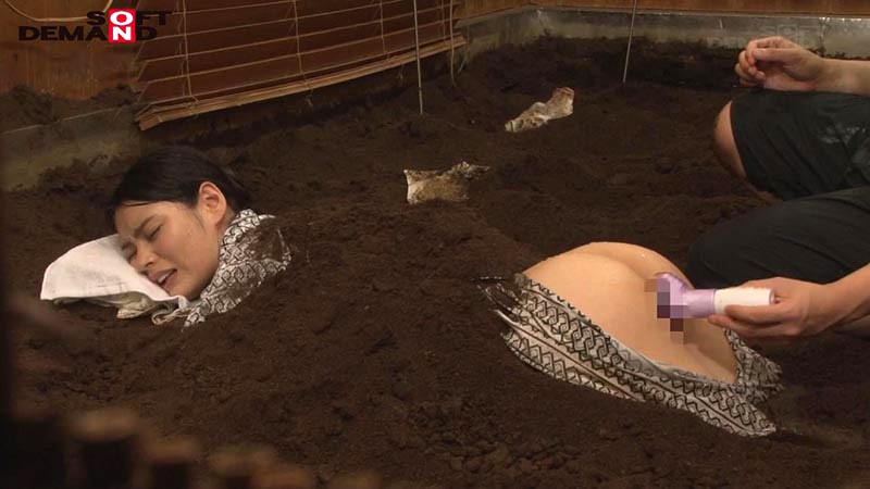 「スレンダーOLが電マ拘束で潮吹き絶頂！砂風呂エステで感度10倍の快感体験」のサンプル画像7枚目