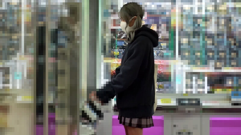 「【素人JK】制服女子校生ギャルの電車パンチラ盗撮からハメ撮り中出し3Pまで完全収録」のサンプル画像1枚目