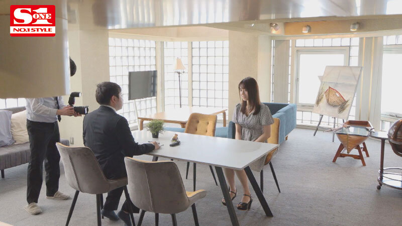 「河北彩花のハメ撮り密着ドキュメント|スレンダー美女に即ハメ&フェラで迫る緊張感MAX映像」のサンプル画像9枚目