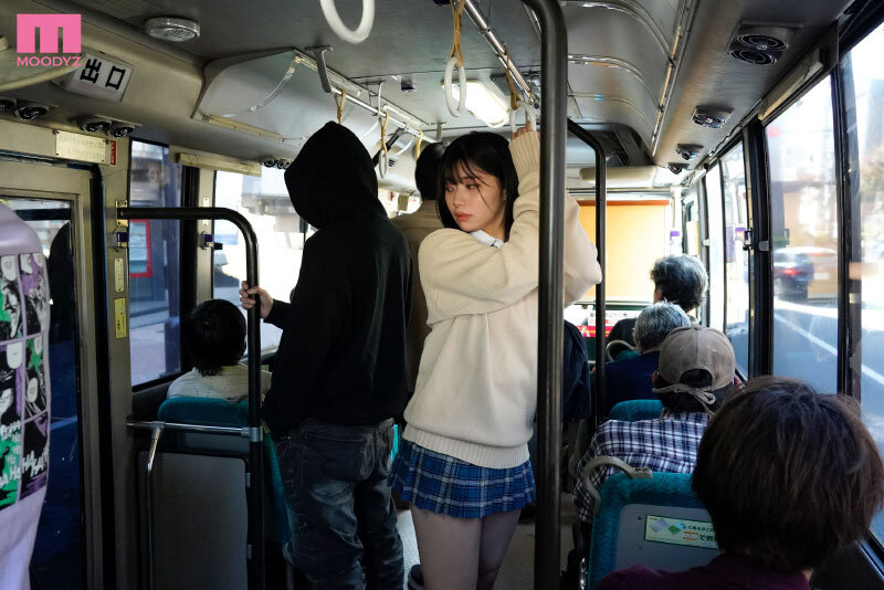 「石原希望が制服姿でパイズリ＆潮吹き！感じすぎて中出しされる痴漢プレイ動画」のサンプル画像3枚目