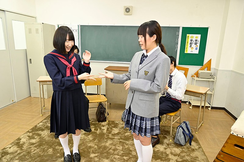 「素人制服女子校生が即ハメ中出しに挑戦！学校対抗野球拳で負けたらデカチン挿入の過激企画」のサンプル画像1枚目