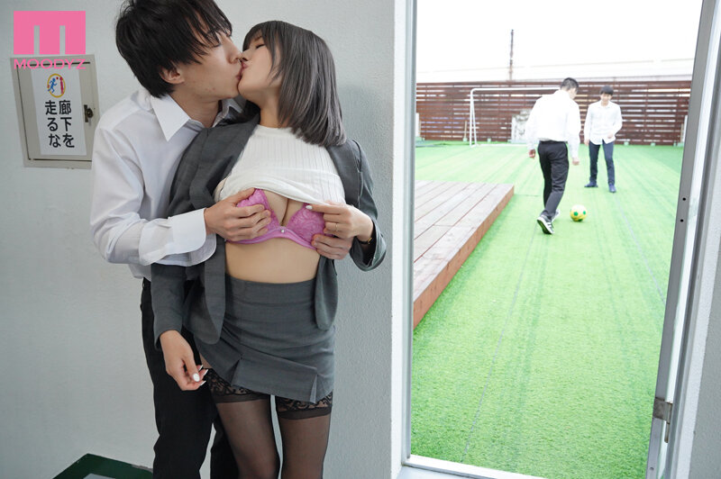 「藤森里穂が痴女な巨乳女教師に！倦怠期の人妻お姉さんが誘惑して中出しを求める濃密プレイ」のサンプル画像4枚目