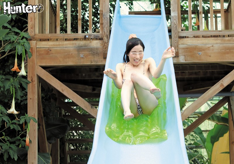 「【水着】リゾートプールで巨乳美女たちとハーレム状態！野外露出で水着がポロリする過激映像」のサンプル画像2枚目