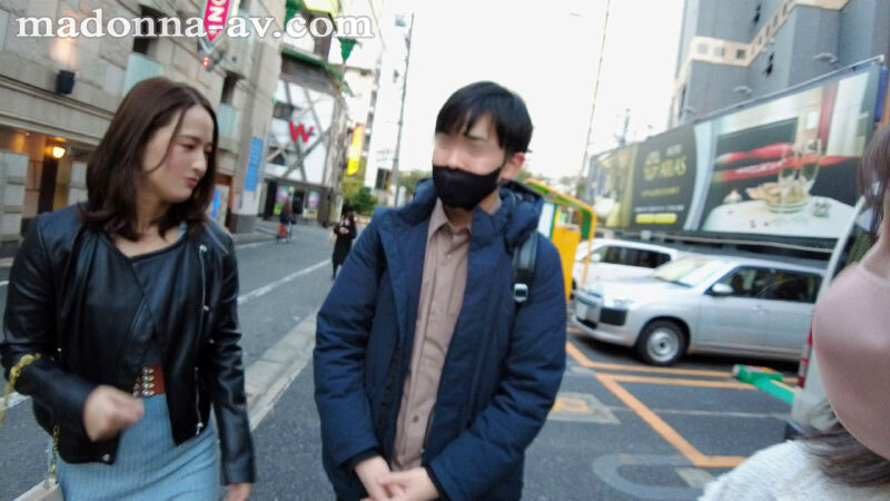 「【向井藍】痴女人妻が逆ナンパで中出し懇願！熟女の誘惑に耐えられない男たち」のサンプル画像11枚目