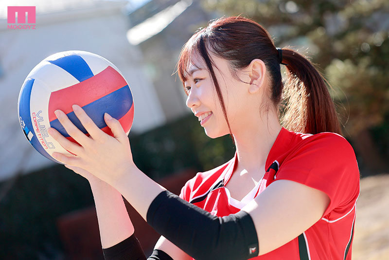 「綾瀬こころ 神乳Gカップ美少女が3P・4Pで巨乳パイズリ披露!18歳女子大生AVデビュー作」のサンプル画像9枚目